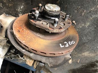 Mitsubishi L300 Sağ Taşıyıcı Porya