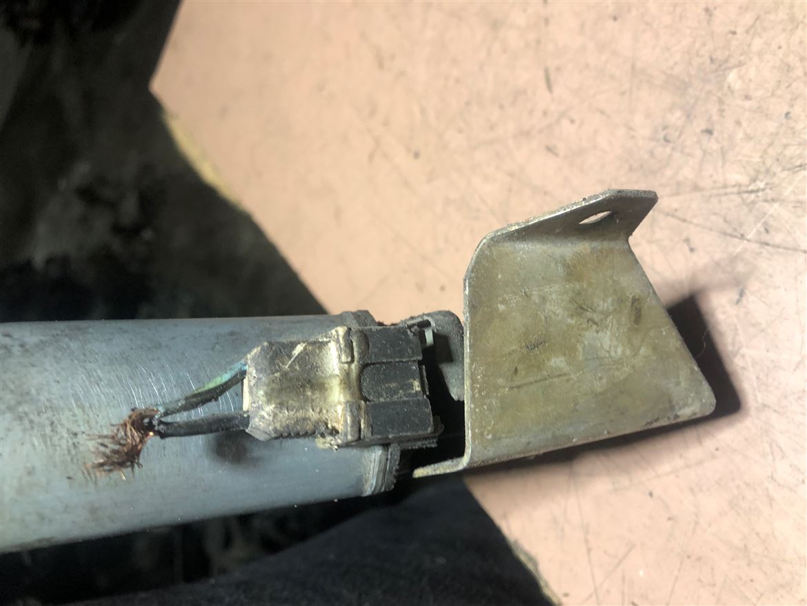 BMW E36 1990-2000 Sağ Ön Kapı Cam Krikosu