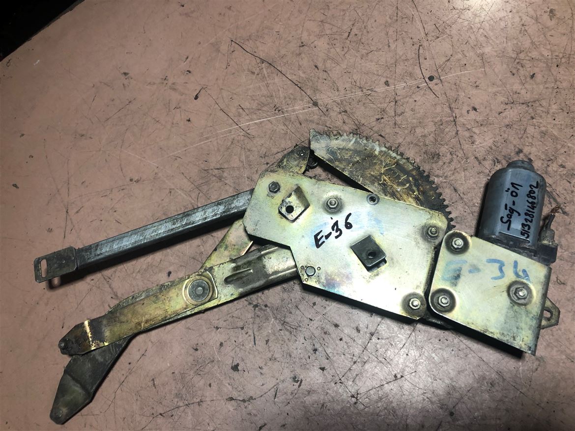 BMW E36 1990-2000 Sağ Ön Kapı Cam Krikosu