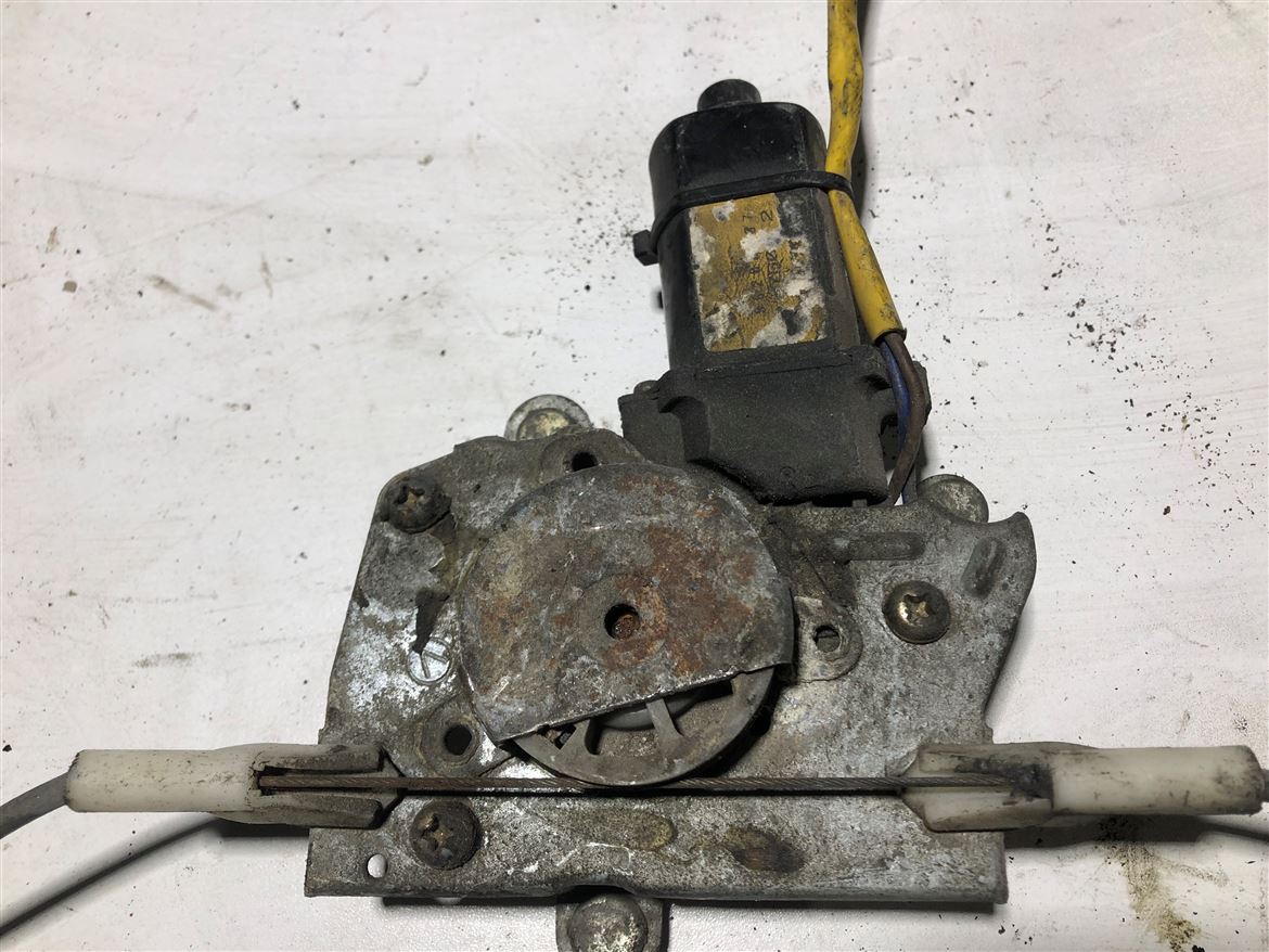 Daewoo Leganza Sağ Arka Kapı Cam Krikosu