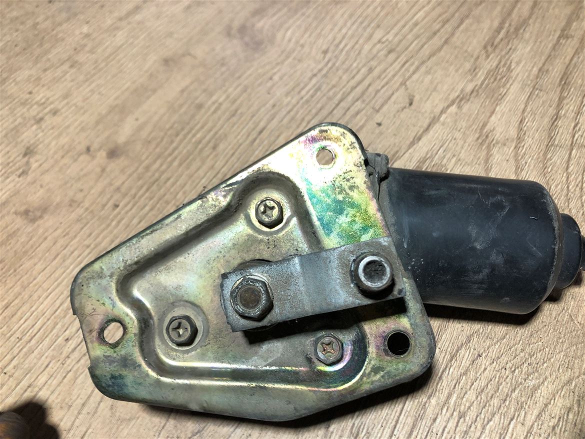 Daihatsu Sirion 1998-2005 Ön Cam Silecek Motoru