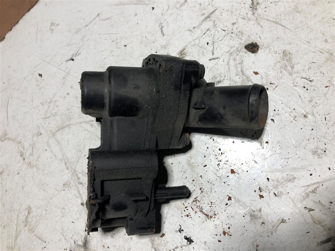 Ford Connect 2002-2012 Termostat Gövdesi