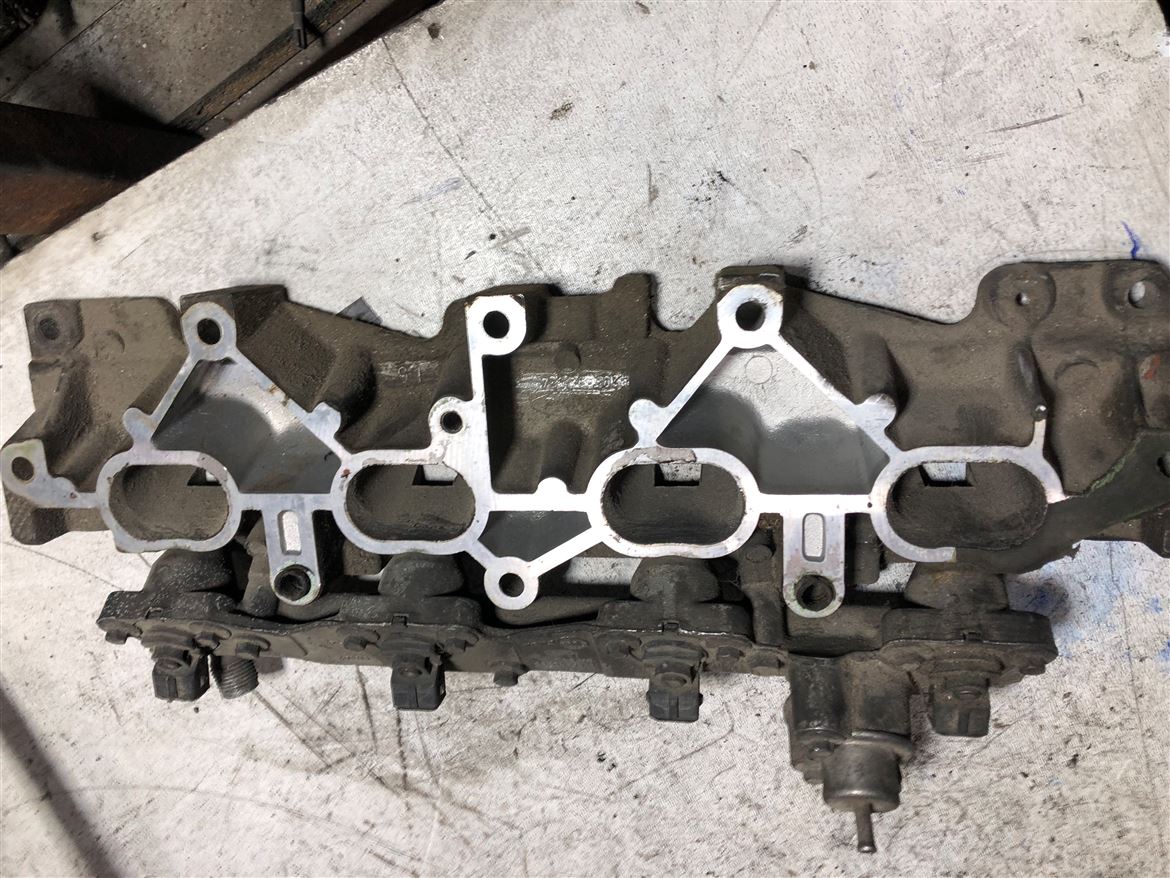 Ford Escort 1.6 Enjektör Kütüğü 938F-9D280 (3)