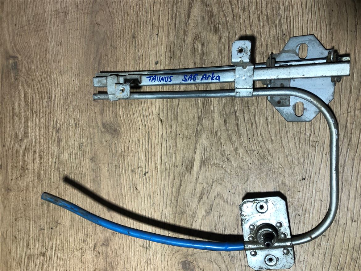 Ford Taunus Sağ Arka Kapı Manuel Cam Krikosu