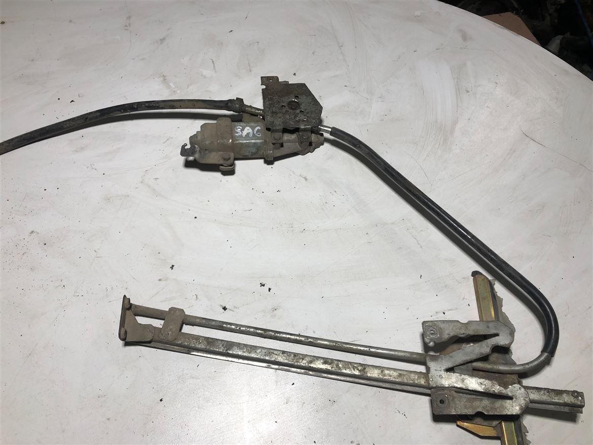 Ford Taunus Sağ Ön Kapı Cam Krikosu