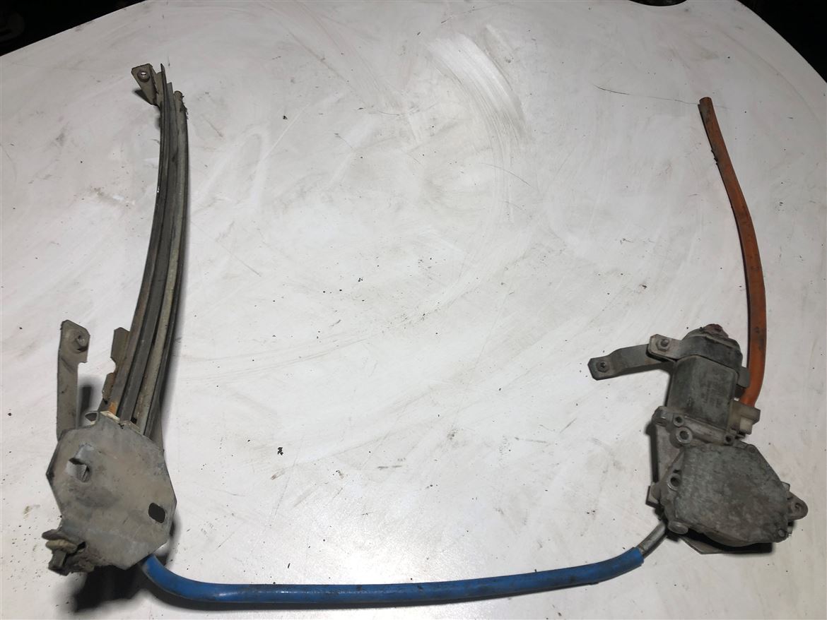 Ford Taunus Sol Ön Kapı Cam Krikosu
