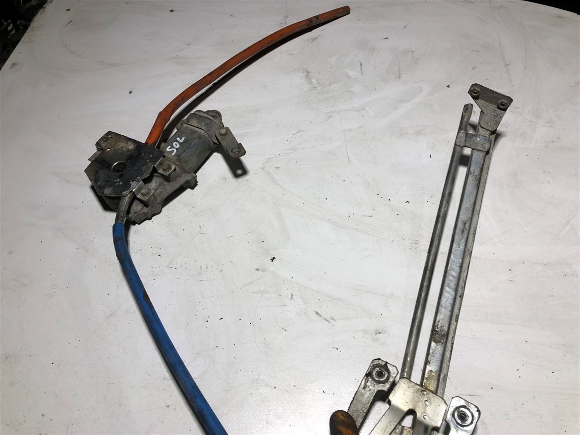 Ford Taunus Sol Ön Kapı Cam Krikosu