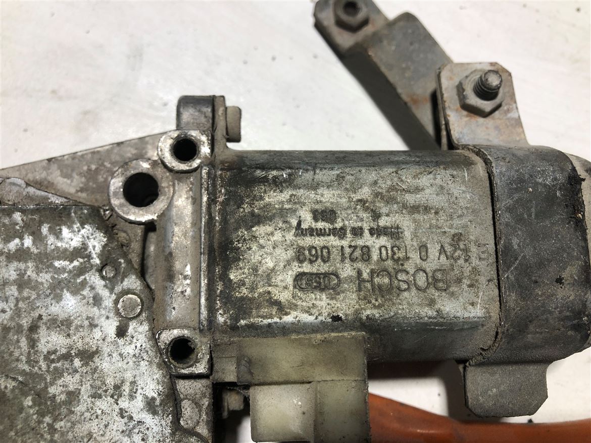 Ford Taunus Sol Ön Kapı Cam Krikosu