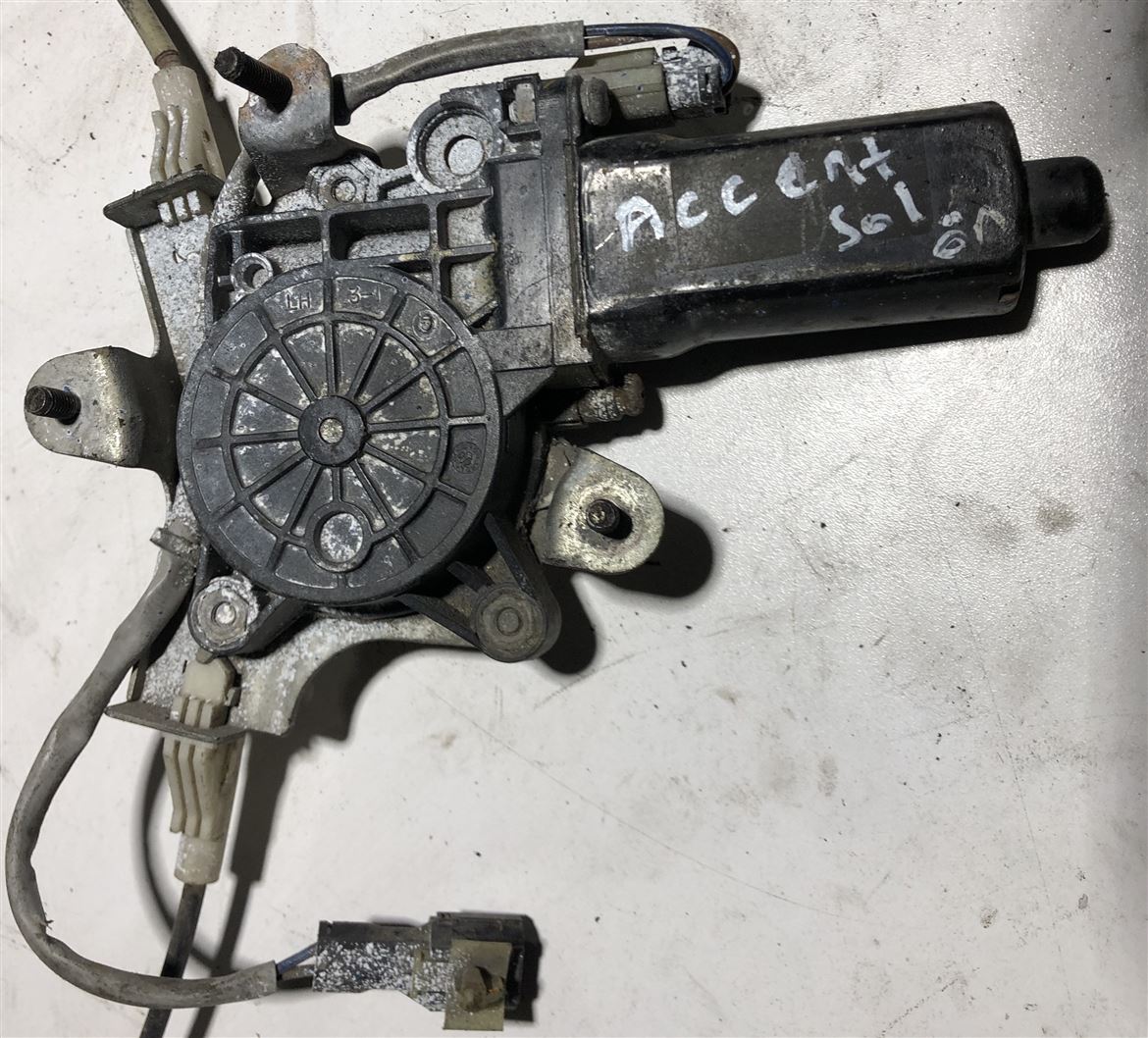 Hyundai Accent 1995-2000 Sol Ön Cam Krikosu (2)