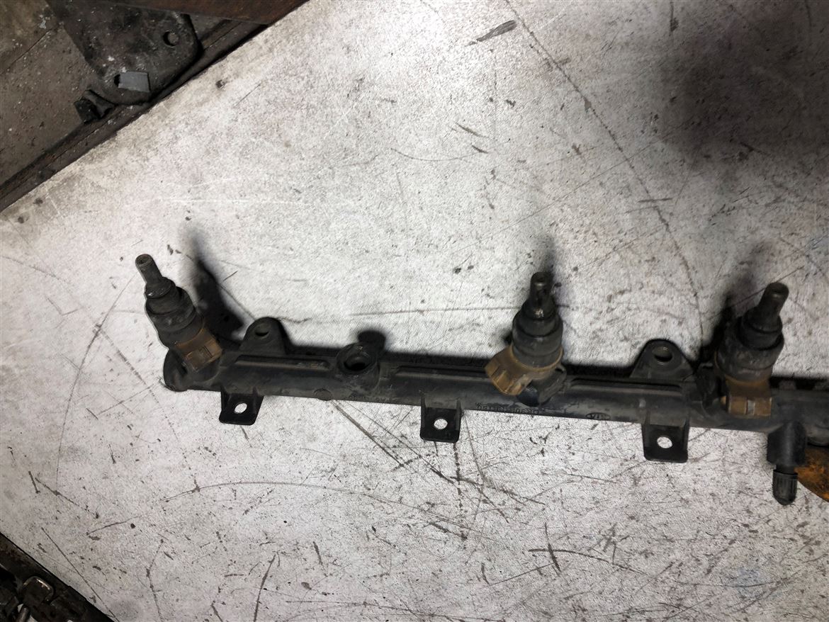 Kia Shuma Rio 1.5-1.6 2002-2006 Enjektör Kütüğü OK30E13150