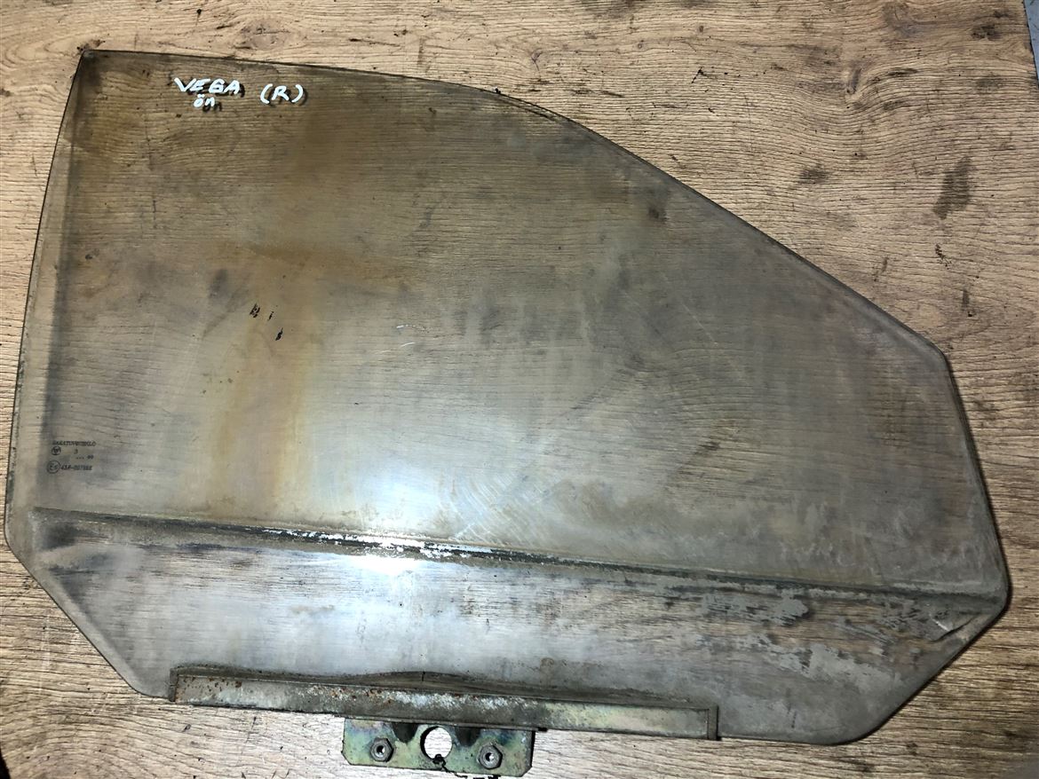 Lada Vega Sağ Ön Kapı Camı