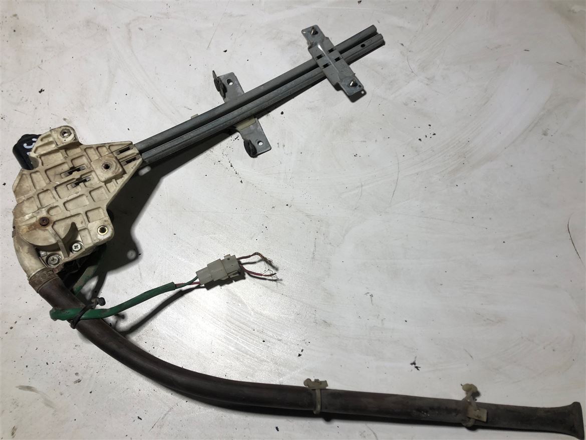 Mazda 323 1989-1994 Sol Ön Kapı Cam Krikosu
