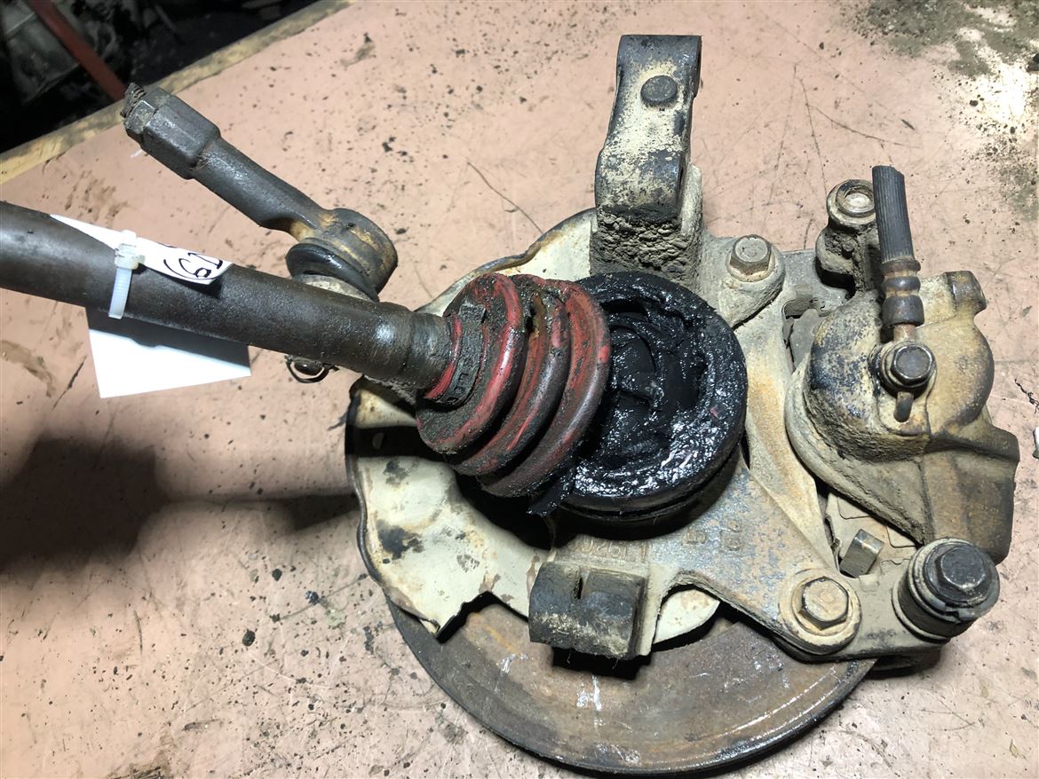 Mazda 626 1988-1991 Sağ Ön Taşıyıcı Porya Aks Kaliper