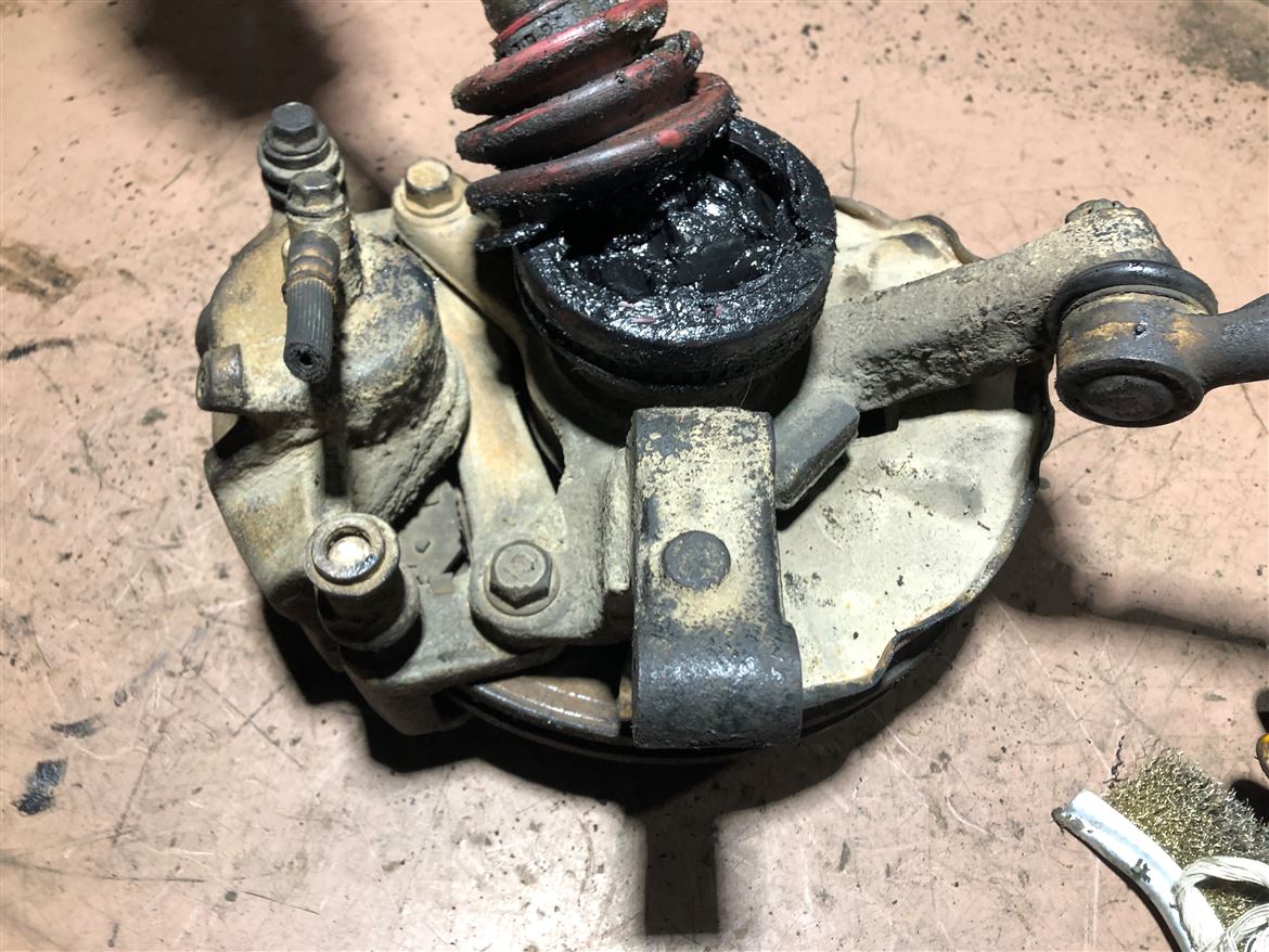 Mazda 626 1988-1991 Sağ Ön Taşıyıcı Porya Aks Kaliper
