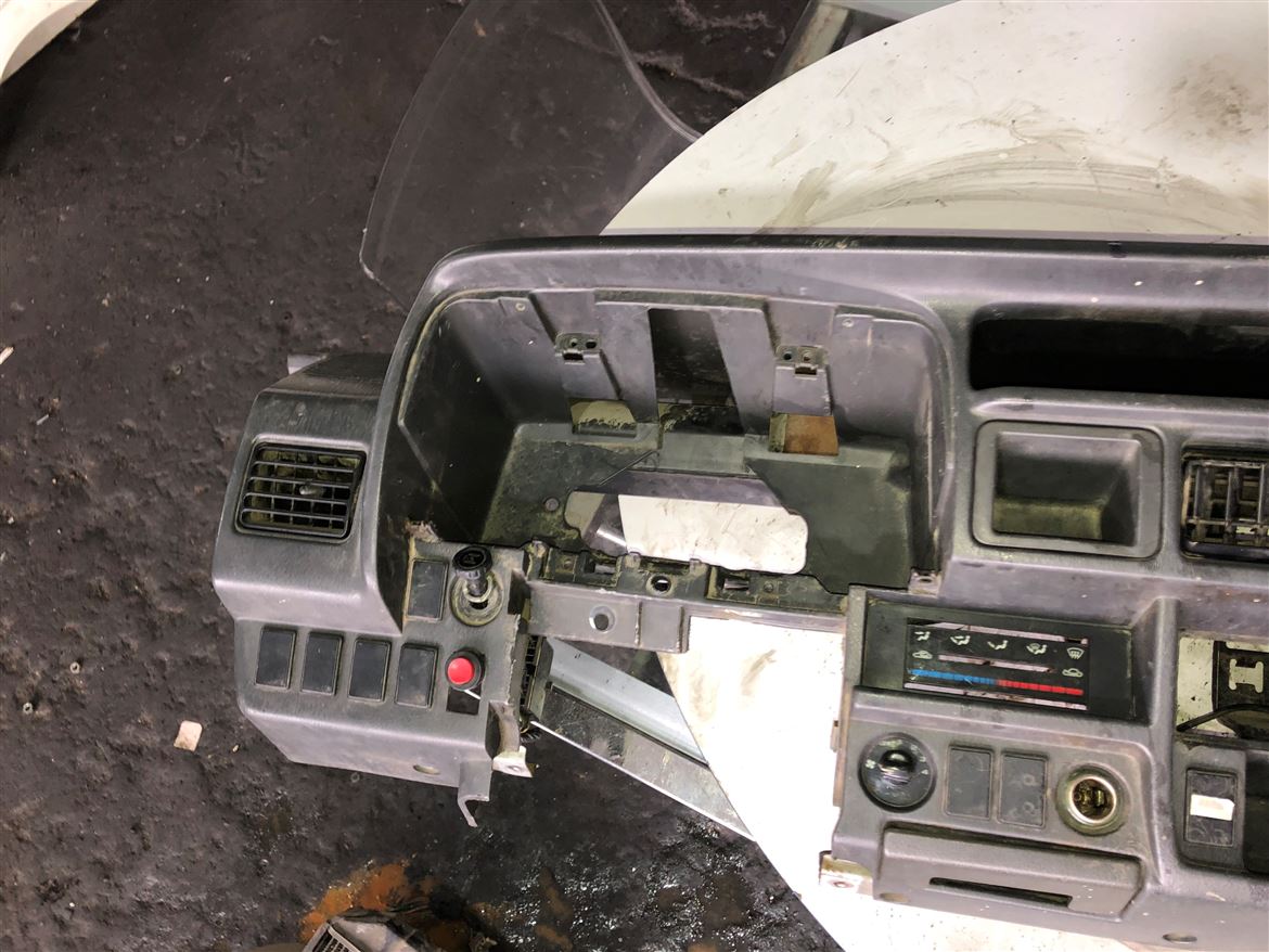 Mazda E2200 1998-2001 Göğüslük Torpido