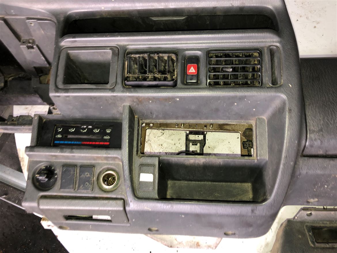 Mazda E2200 1998-2001 Göğüslük Torpido