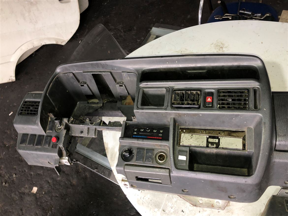 Mazda E2200 1998-2001 Göğüslük Torpido