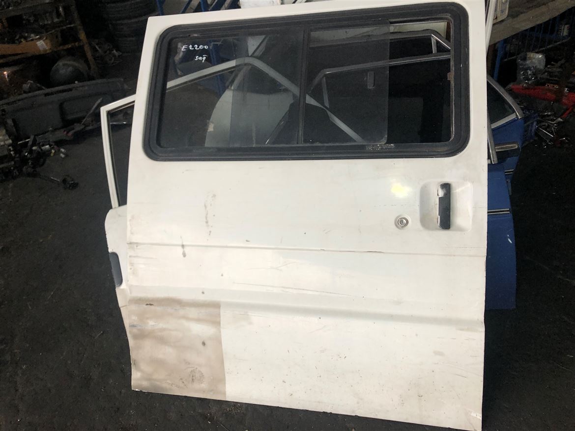 Mazda E2200 Çıkma Sağ Sürgülü Kapı (Kusurlu)