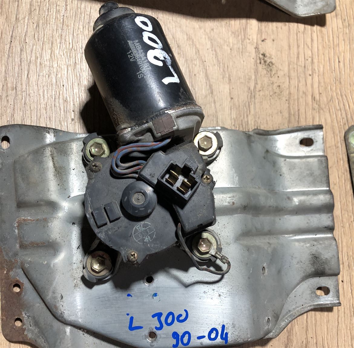 Mitsubishi L300 1990-2004 Ön Cam Silecek Motoru