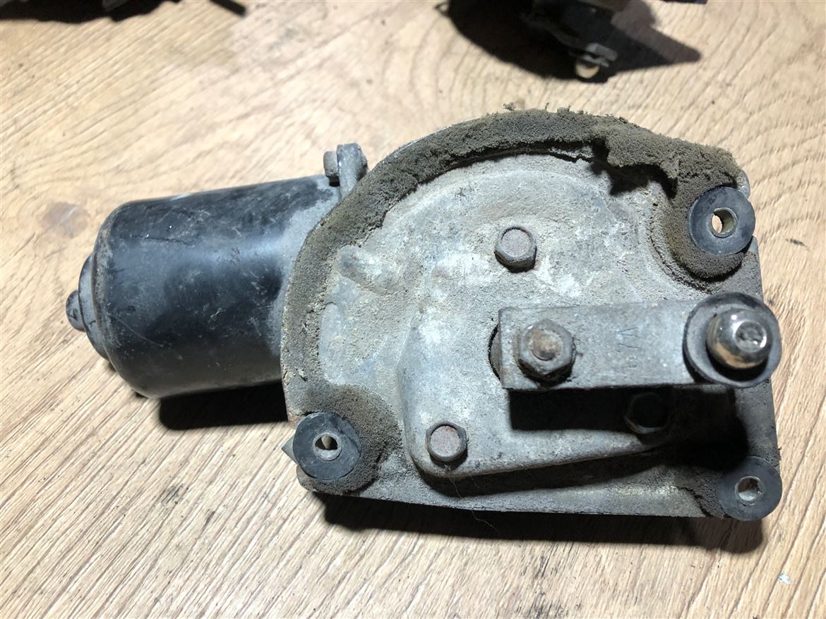 Mitsubishi Lancer L300 1975-1985 Ön Cam Silecek Motoru