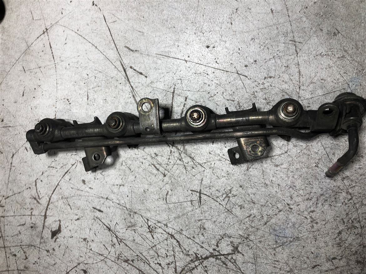 Nissan Bluebird 2.0 1991-1994 Enjektör Kütüğü