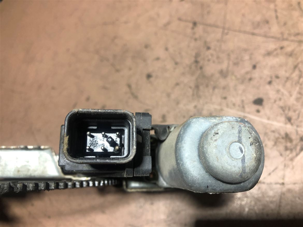 Opel Corsa C Combo C Sol Ön Cam Krikosu (24462795)