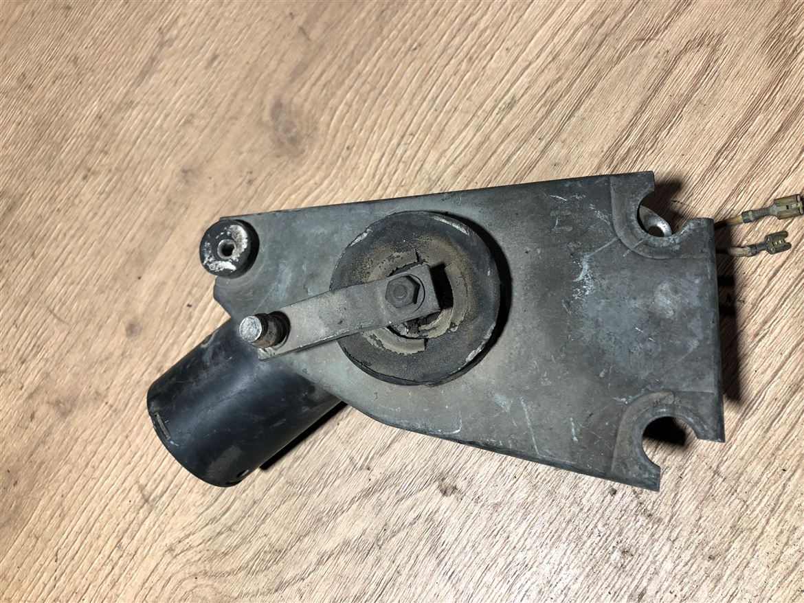 Opel Kadett 1984-1991 Ön Cam Silecek Motoru
