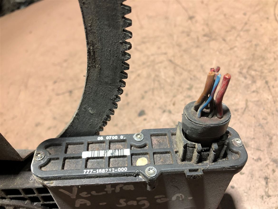 Opel Vectra A 1988-95 Sağ Ön Kapı Cam Krikosu 90356118-2 (4)