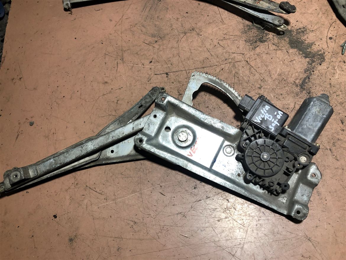 Opel Vectra B 1995-2002 Sağ Ön Kapı Cam Krikosu 09153596-90520226