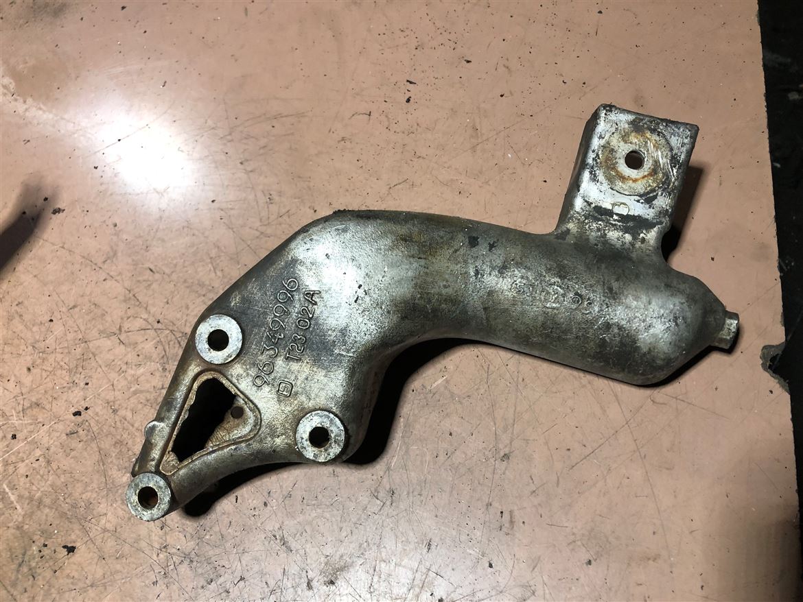 Peugeot 206 207 C3 1.4-1.6 8V Sağ Motor Kulağı Braketi 96349996