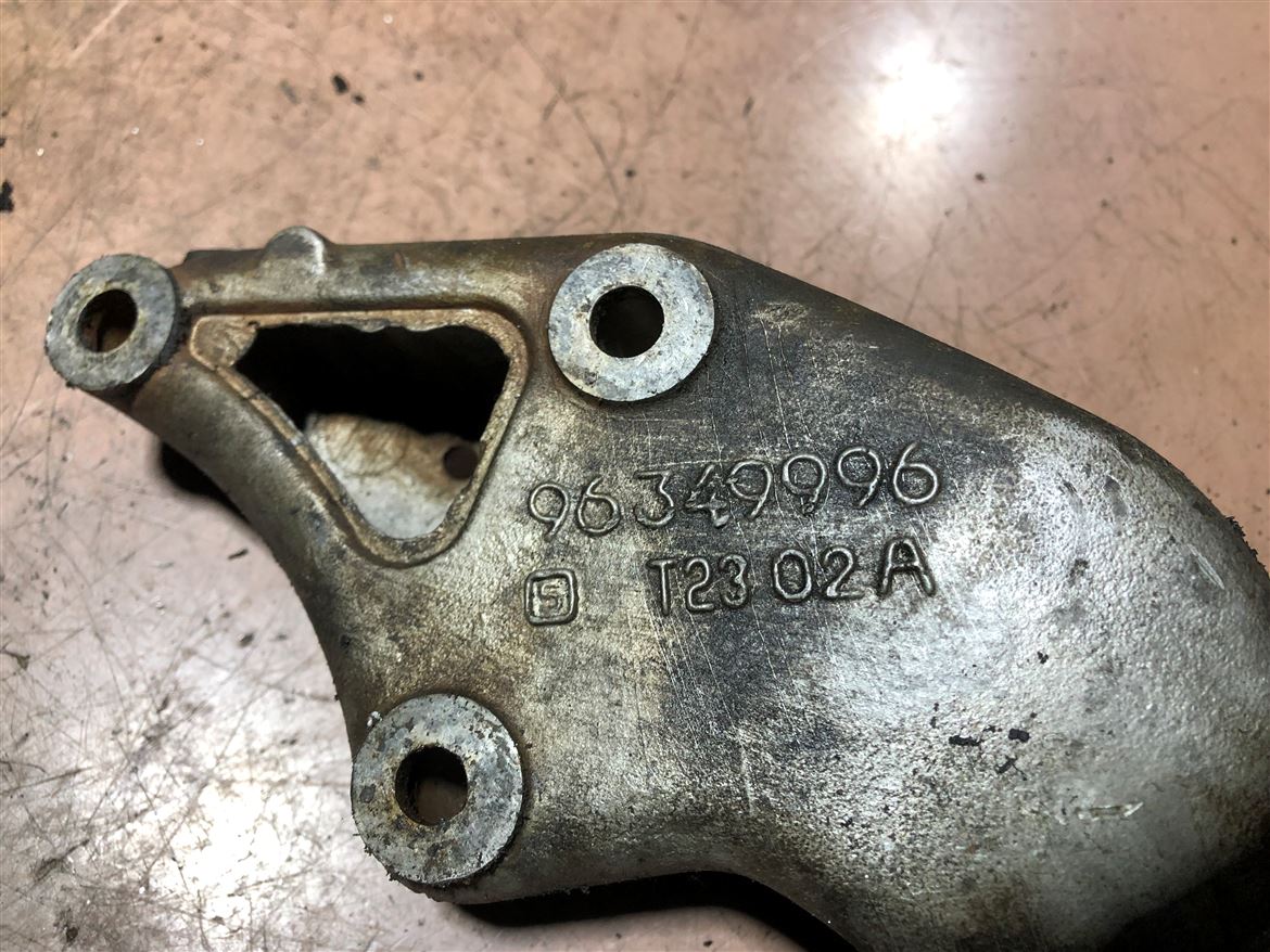 Peugeot 206 207 C3 1.4-1.6 8V Sağ Motor Kulağı Braketi 96349996