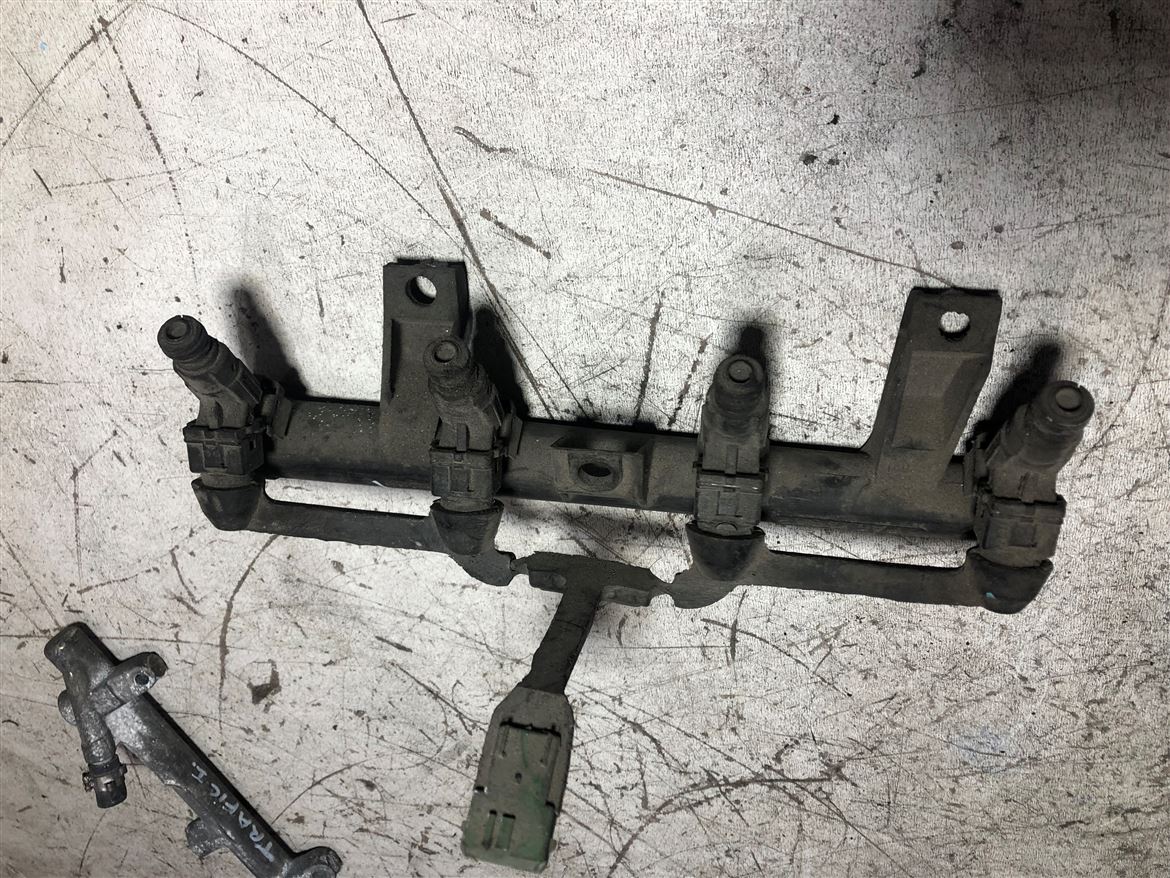 Peugeot 206 306 1.6 1997-2000 Enjektör Kütüğü 9625194080