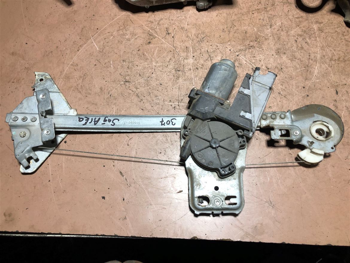 Peugeot 307 Sağ Arka Kapı Cam Krikosu