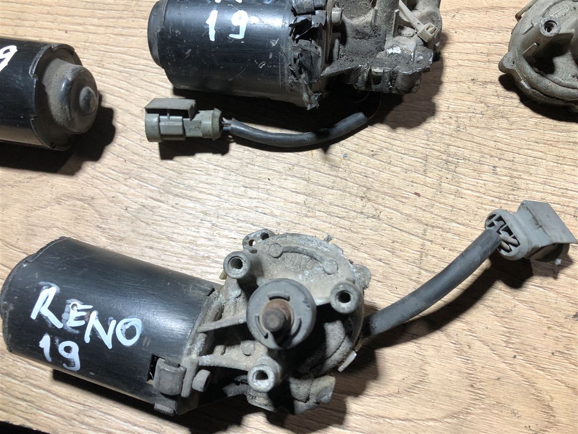 Renault 19 Ön Cam Silecek Motoru (2)