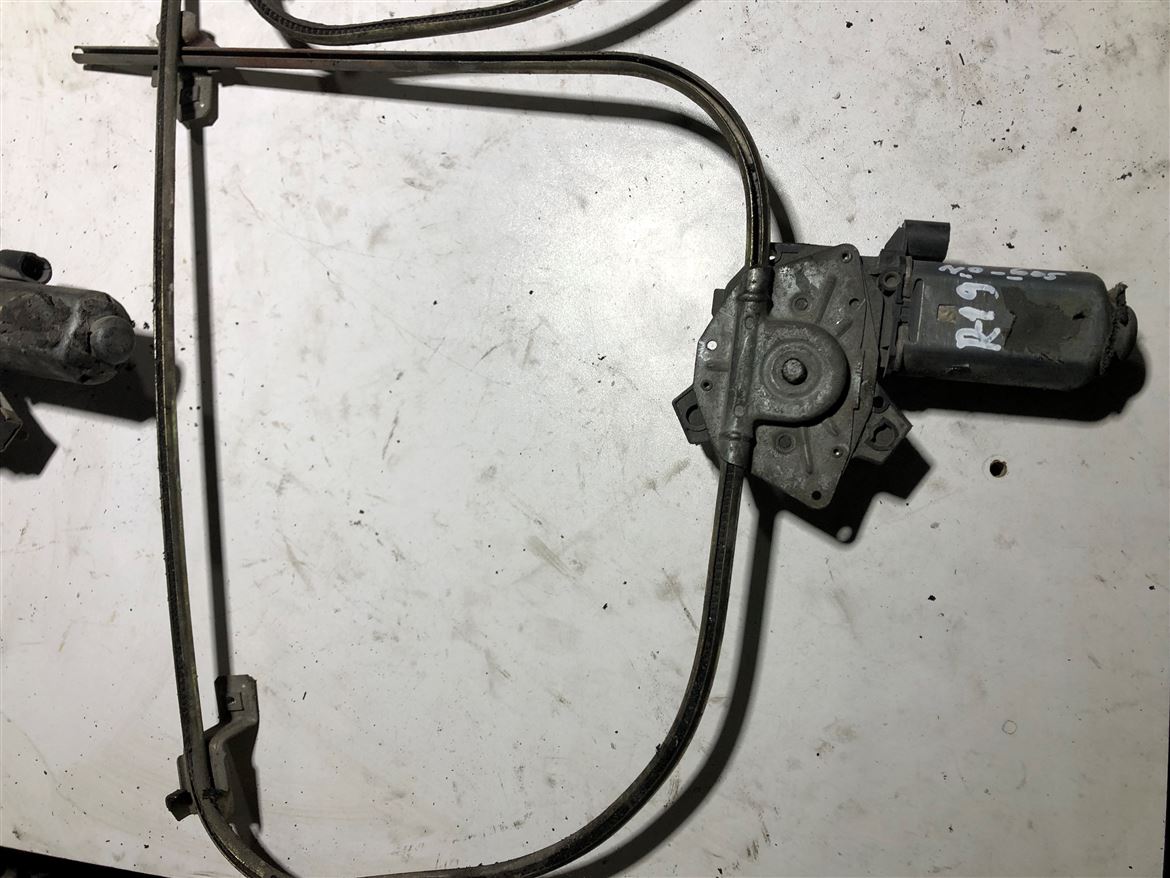 Renault 19 Sağ Ön Kapı Cam Krikosu