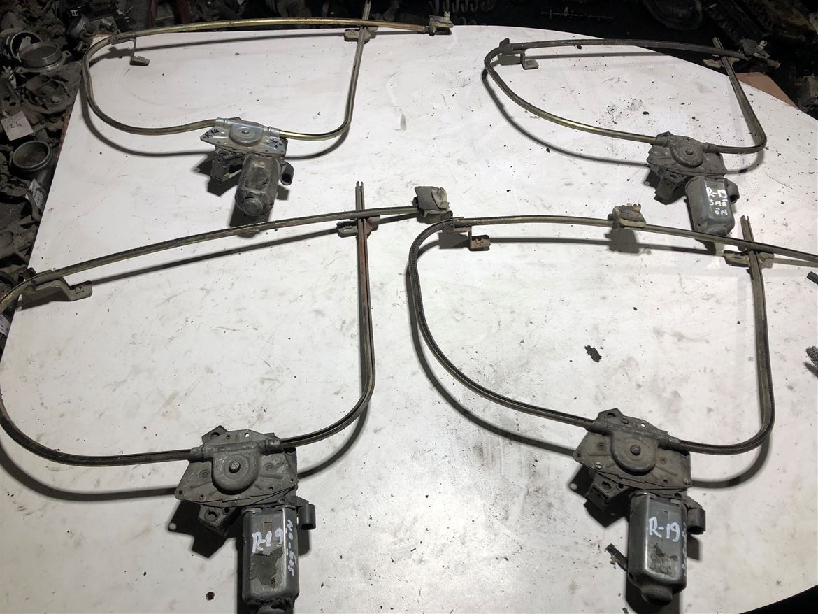 Renault 19 Sağ Ön Kapı Cam Krikosu