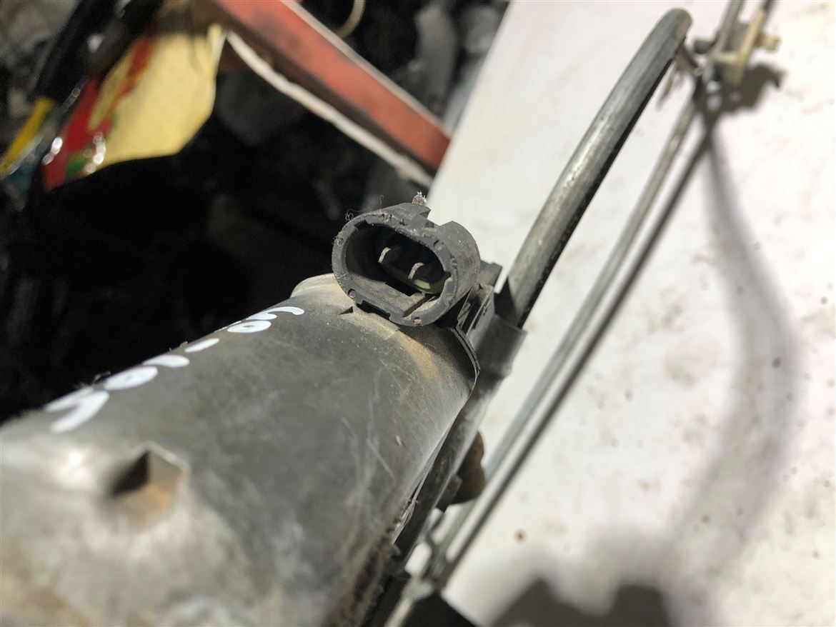 Renault 19 Sol Ön Kapı Cam Krikosu