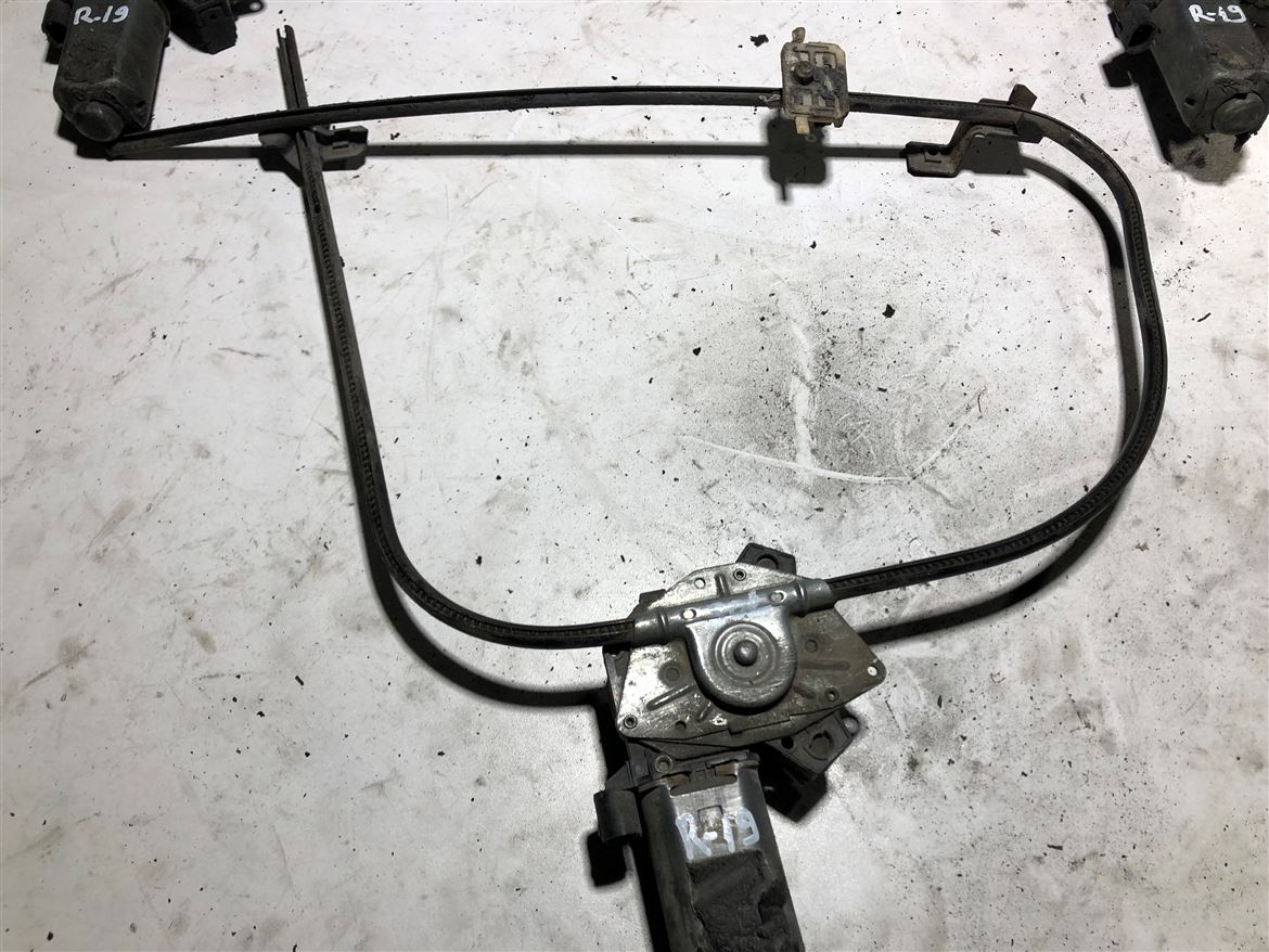 Renault 19 Sol Ön Kapı Cam Krikosu