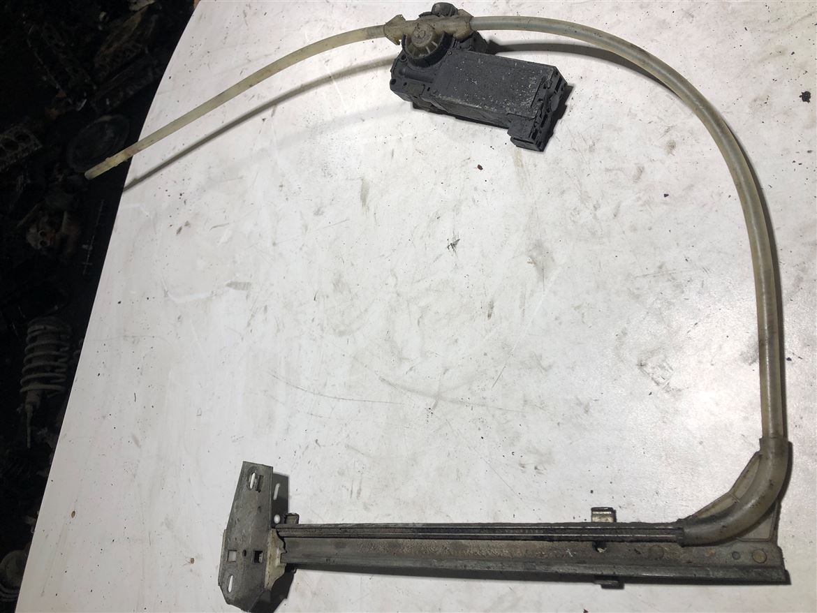Renault 21 Sağ Arka Kapı Cam Krikosu