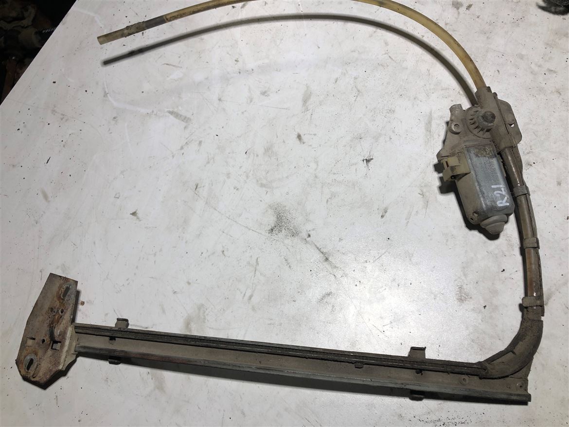 Renault 21 Sağ Ön Kapı Cam Krikosu