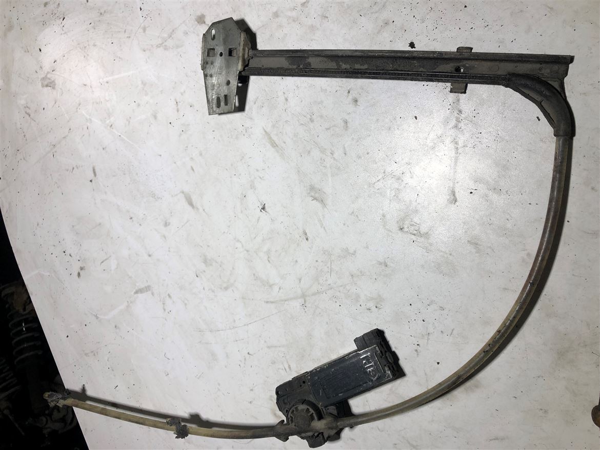 Renault 21 Sol Arka Kapı Cam Krikosu