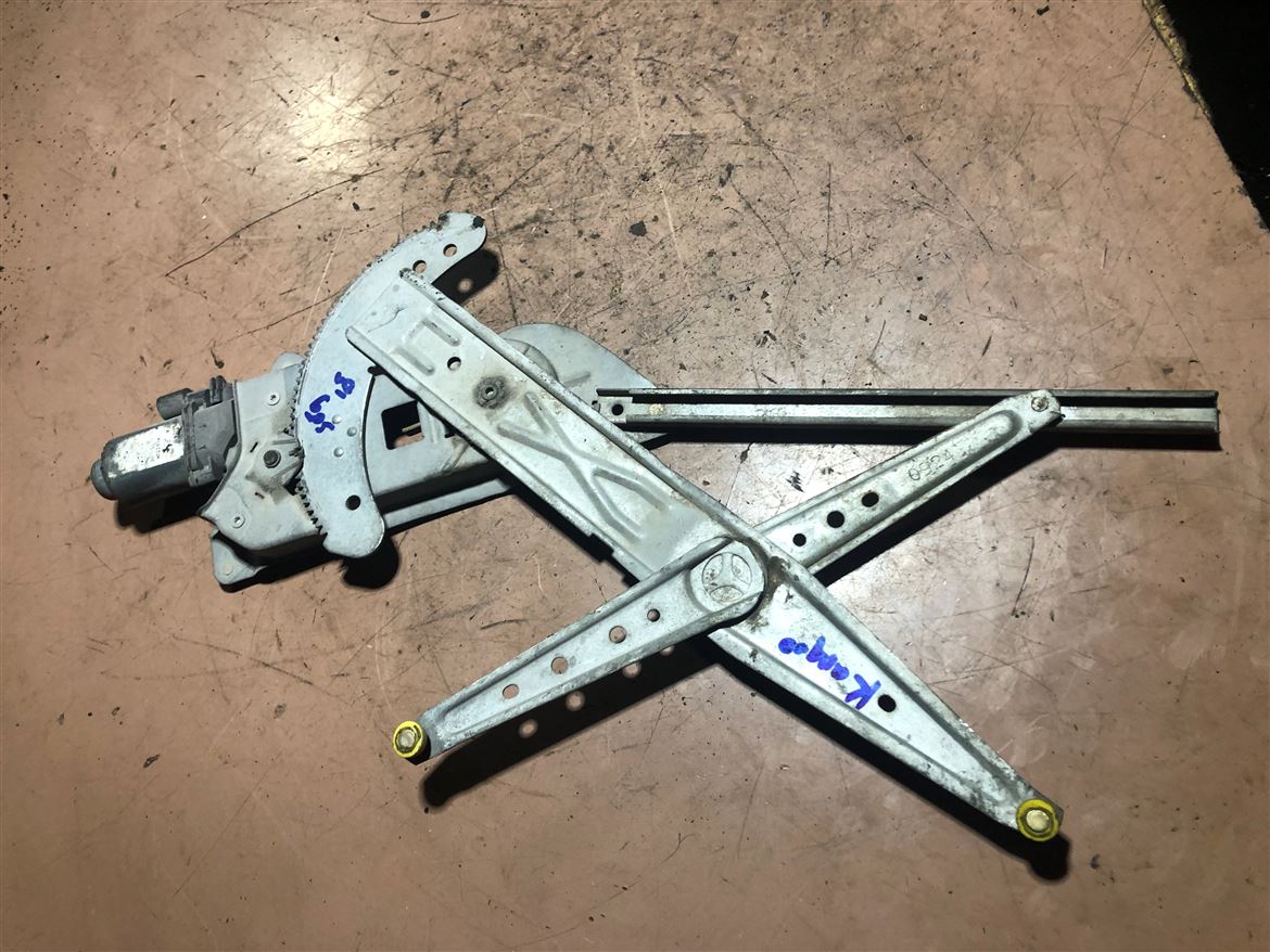 Renault Kangoo 1997-08 Sağ Ön Kapı Cam Krikosu