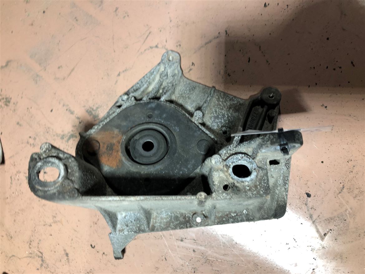 Renault Kangoo Express 1.9 D Sol Motor Kulağı 7700812040