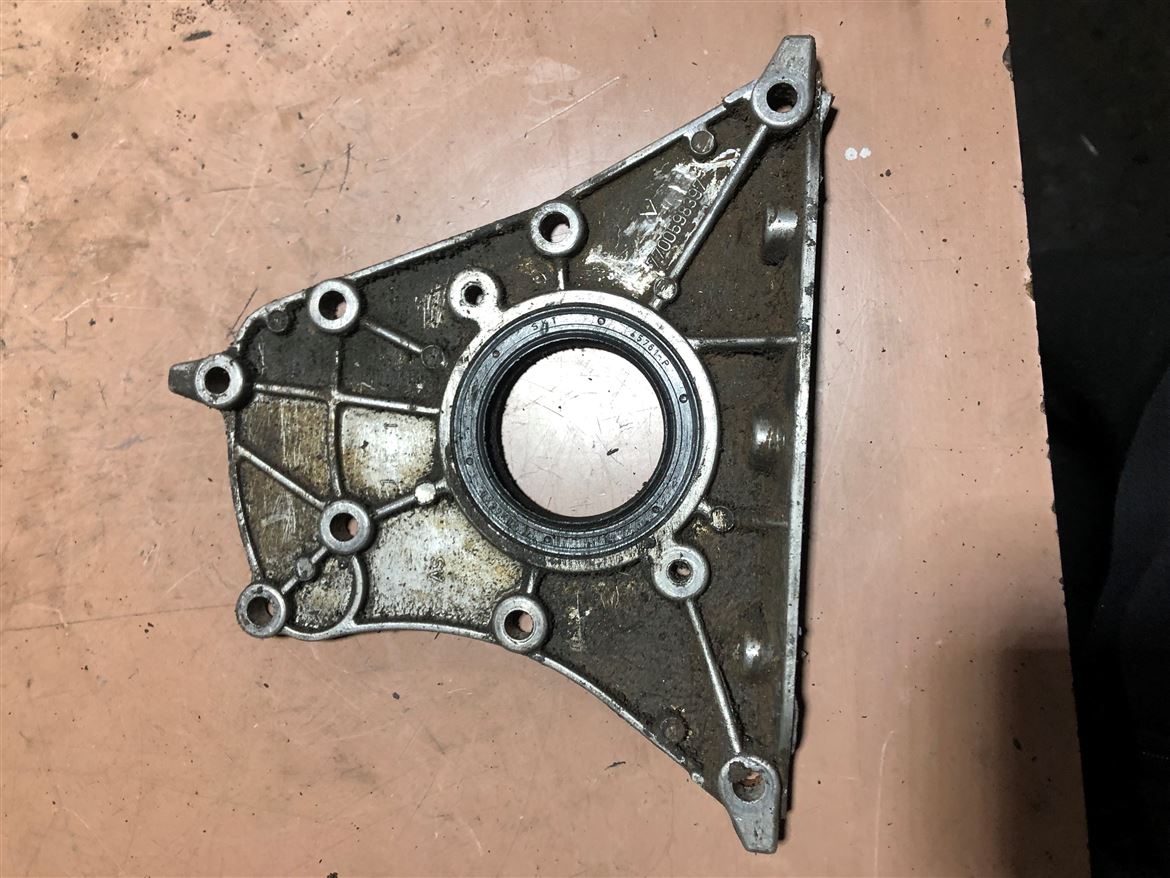 Renault Megane Laguna 1.8-2.0 Motor Ön Kapağı Flanşı (7700598397)