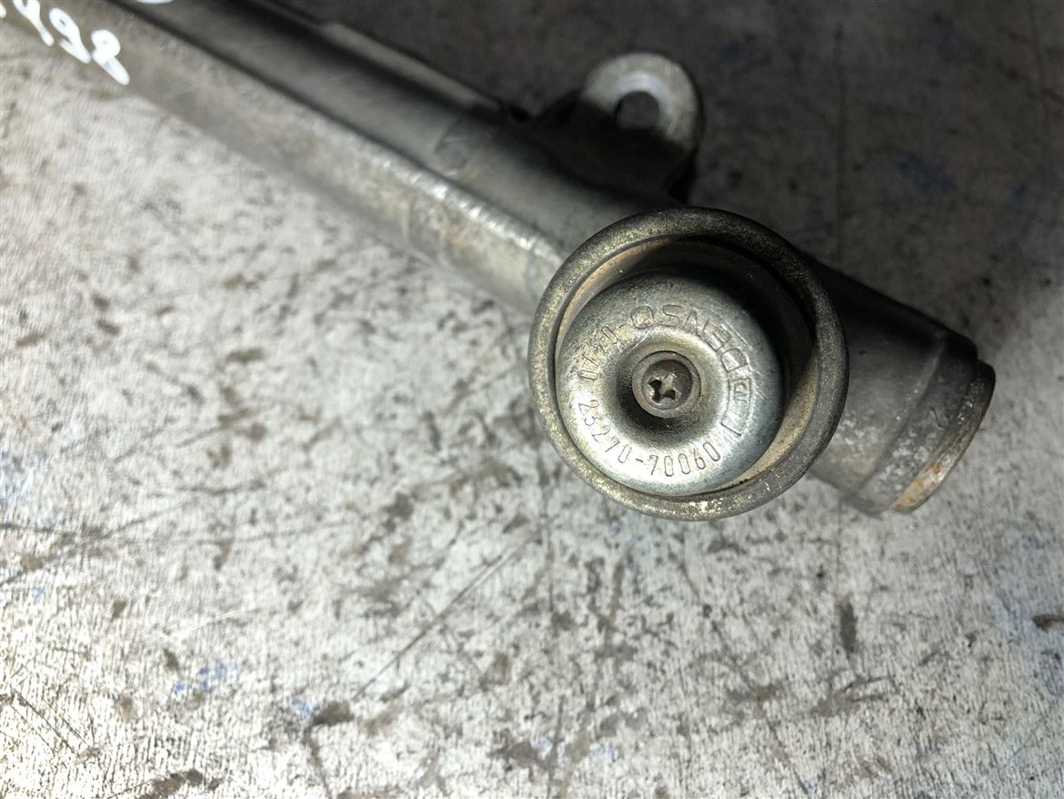 Toyota Carina 1998 Enjektör Kütüğü