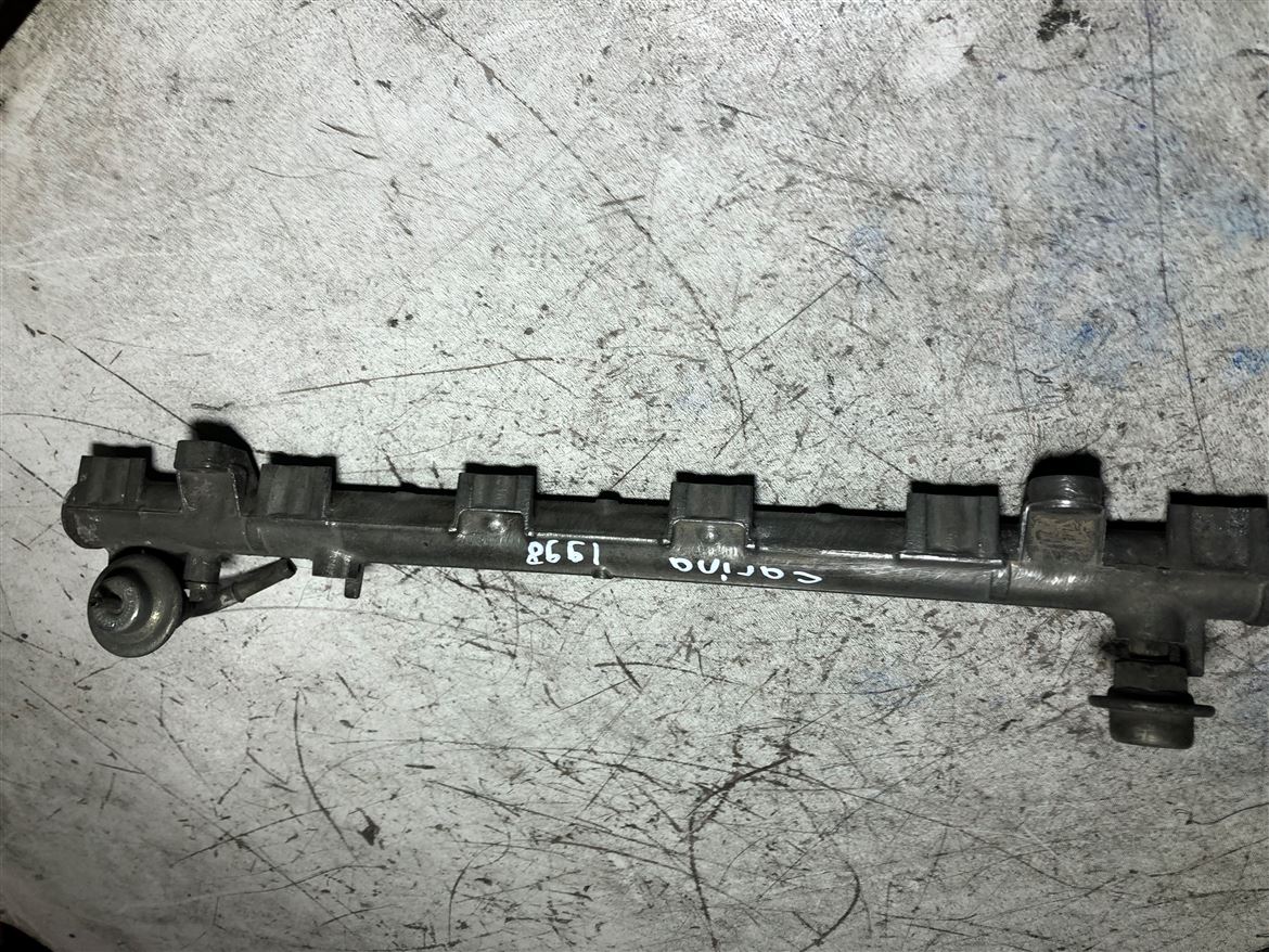 Toyota Carina 1998 Enjektör Kütüğü