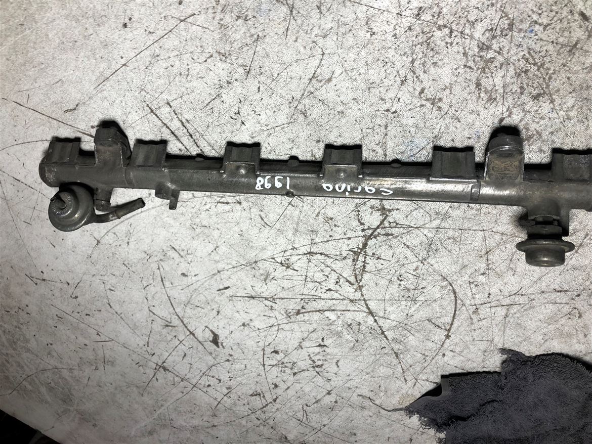 Toyota Carina 1998 Enjektör Kütüğü