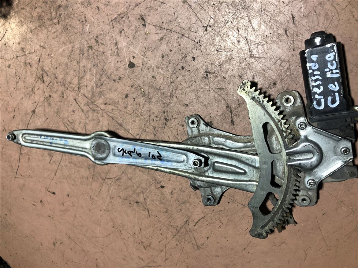 Toyota Celica Cressida Sağ Ön Kapı Cam Krikosu