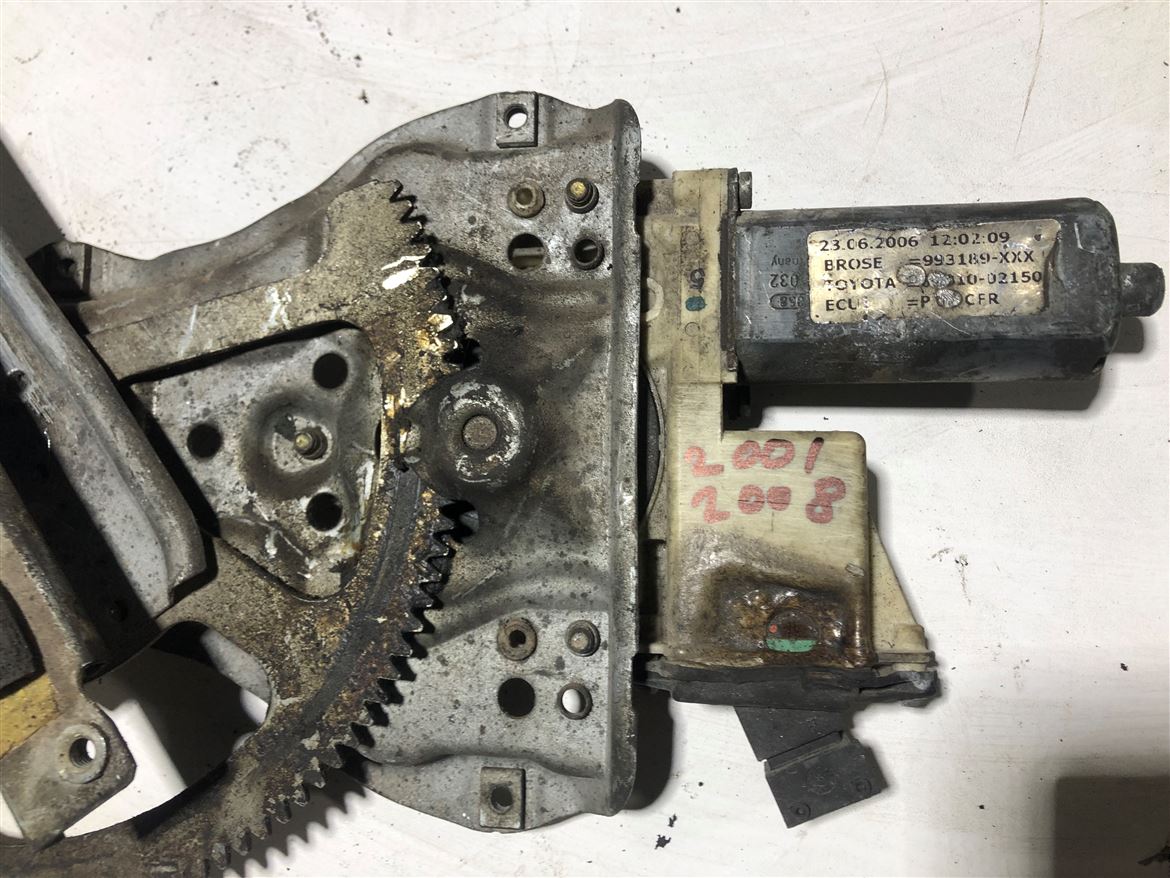 Toyota Corolla Avensis 2001-08 Sağ Ön Kapı Cam Krikosu