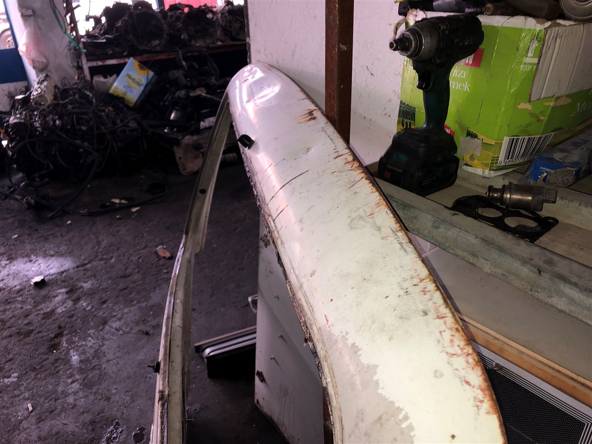 Toyota Hiace Bagaj Kapağı (Kusurlu) (4)